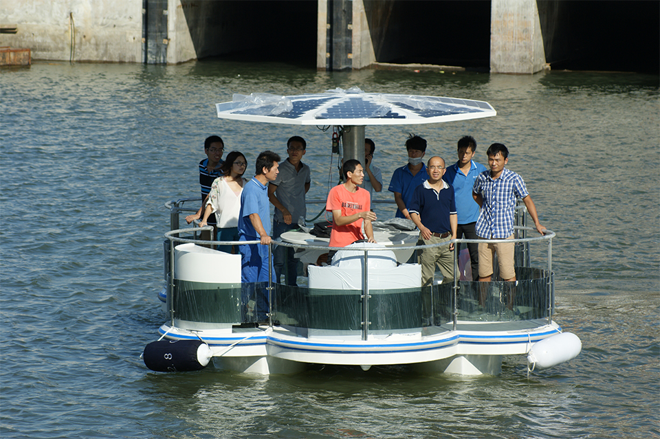 Mini solar yacht with semi flexible solar panel application(SUNPOWER solar cells)-NEWLIGHT ENERGY