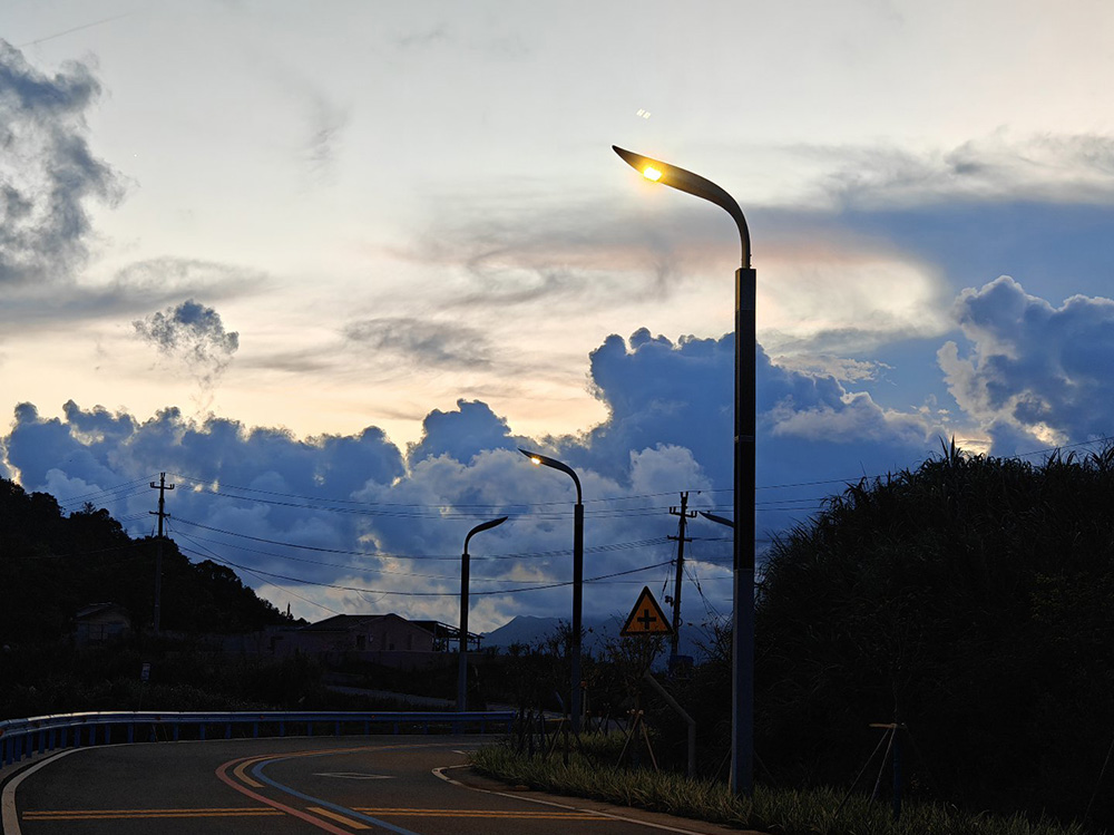 Vertical vs Traditional Solar Street Lights-NEWLIGHT ENERGY Aesthetic Integration in Modern Landscape Architecture